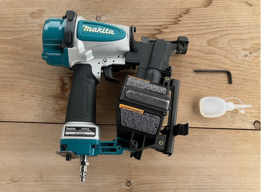 Makita AN454 – tetőfedő tekercsszegező