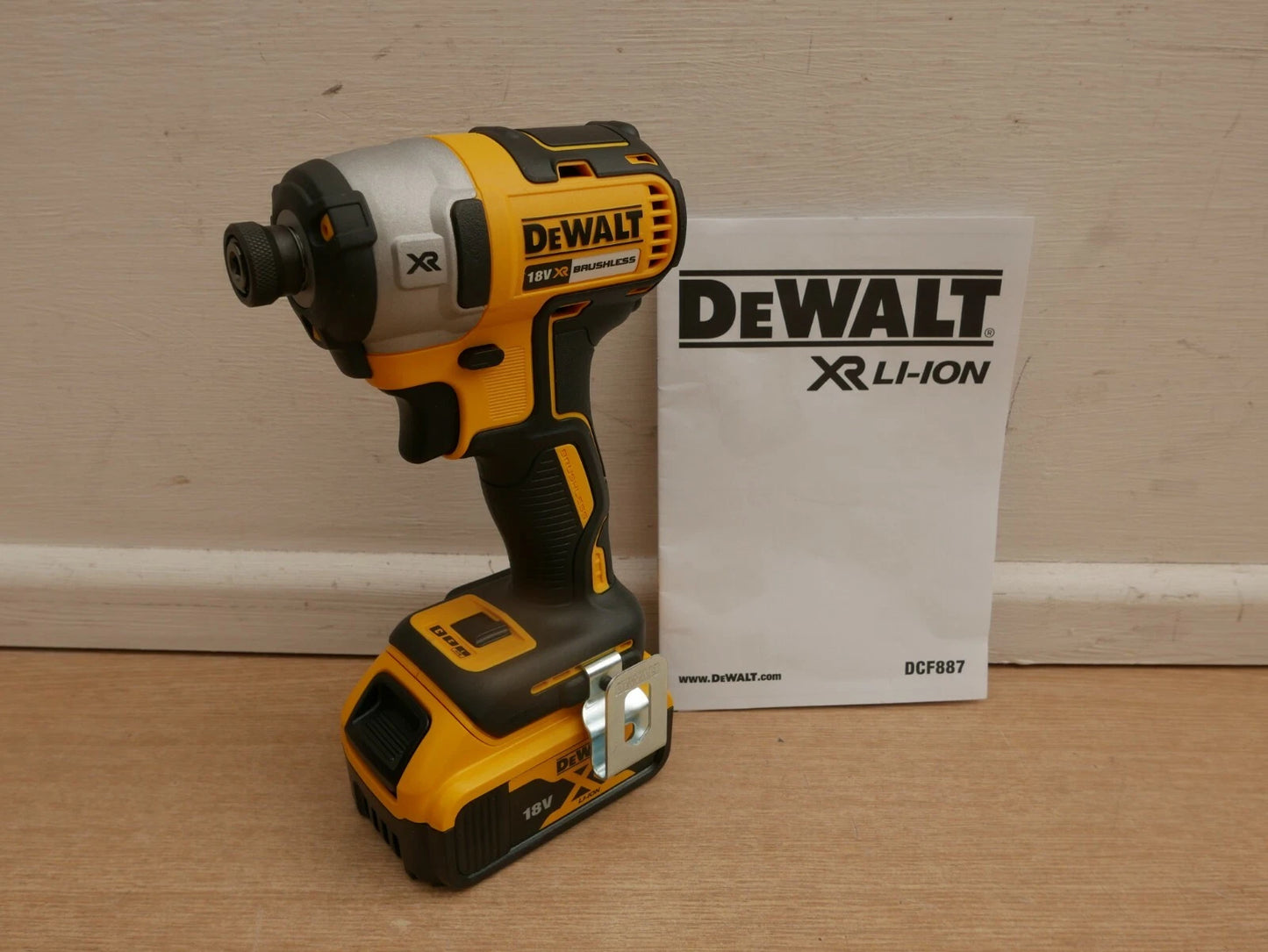 DeWalt DCF887 XR – 18V szénkefe nélküli ütvecsavarozó + DCB184 5.0Ah akkumulátor