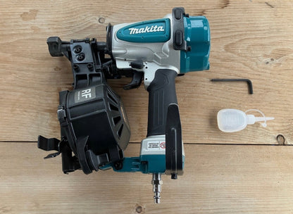 Makita AN454 – tetőfedő tekercsszegező