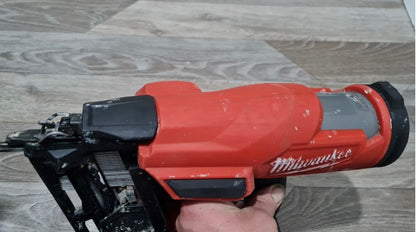 Milwaukee M18FN16GA-OX 18 V-os szegezőpisztoly
