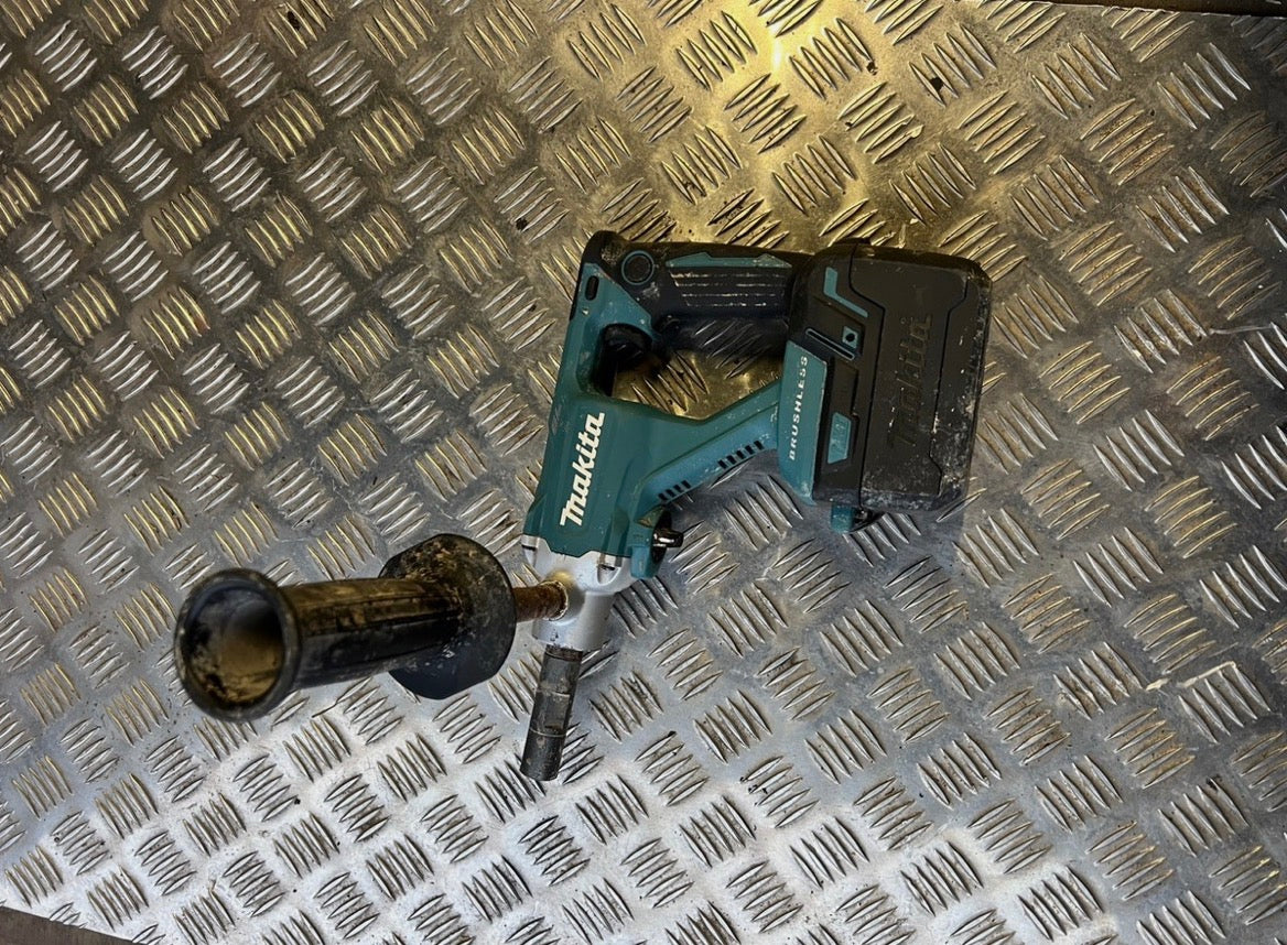 Makita DUT130Z – 18V LXT szénkefe nélküli keverőgép / fúró-keverő