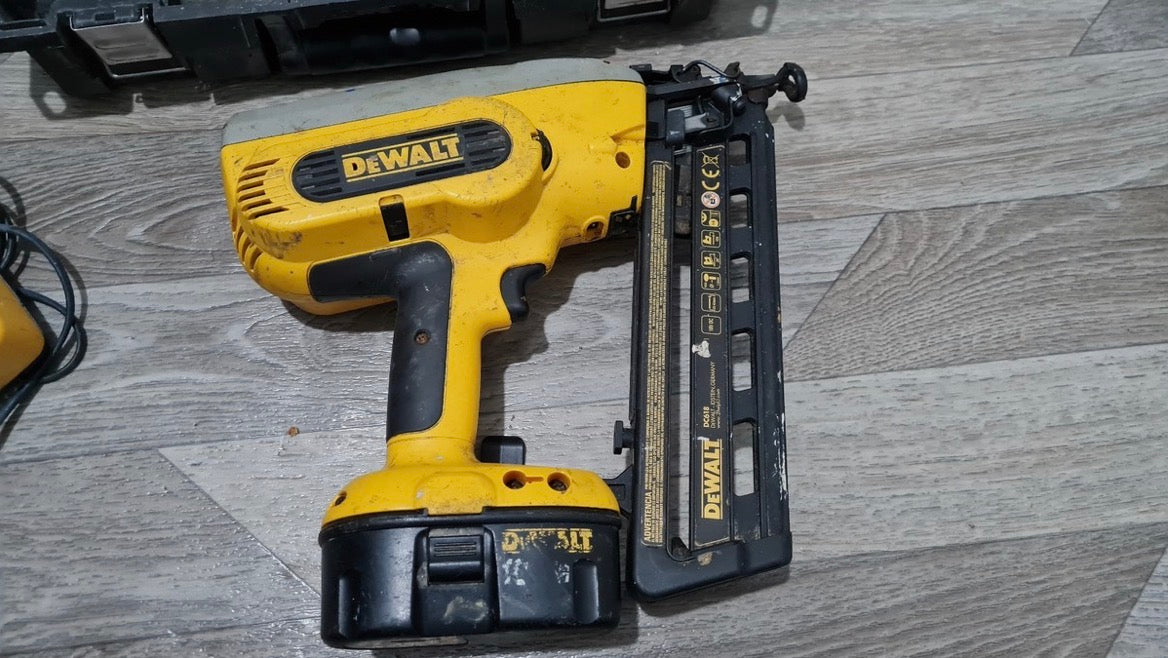 DeWalt DC618 – 18V akkus szegezőpisztoly