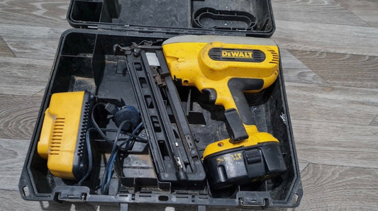 DeWalt DC618 – 18V akkus szegezőpisztoly