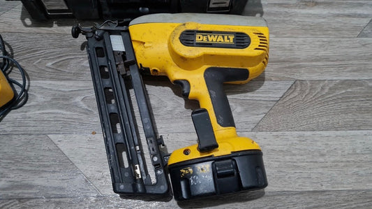 DeWalt DC618 – 18V akkus szegezőpisztoly
