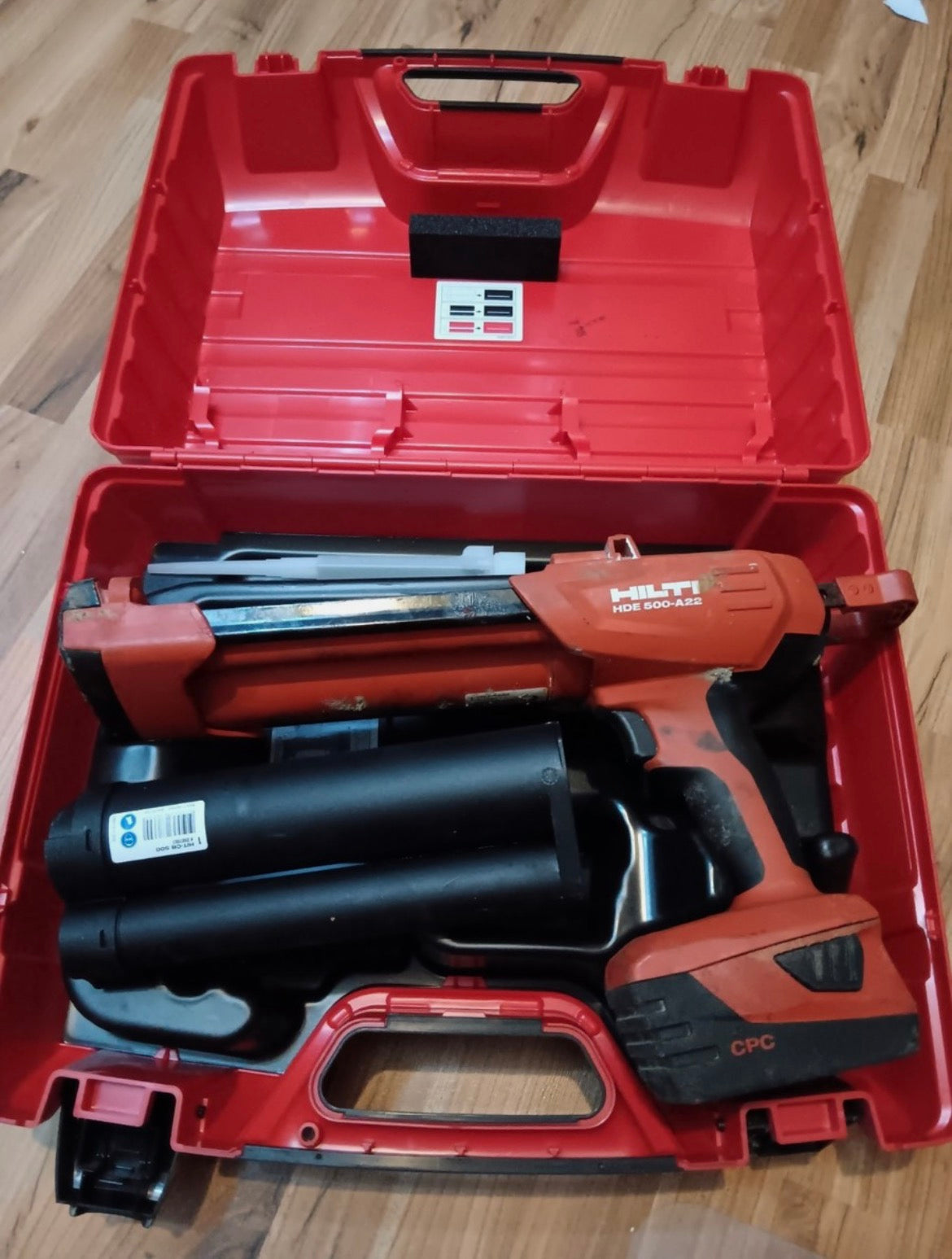 HILTI HDE 500-A22 – akkumulátoros ragasztóadagoló / kinyomó gép (használt, akkuval, kofferral)