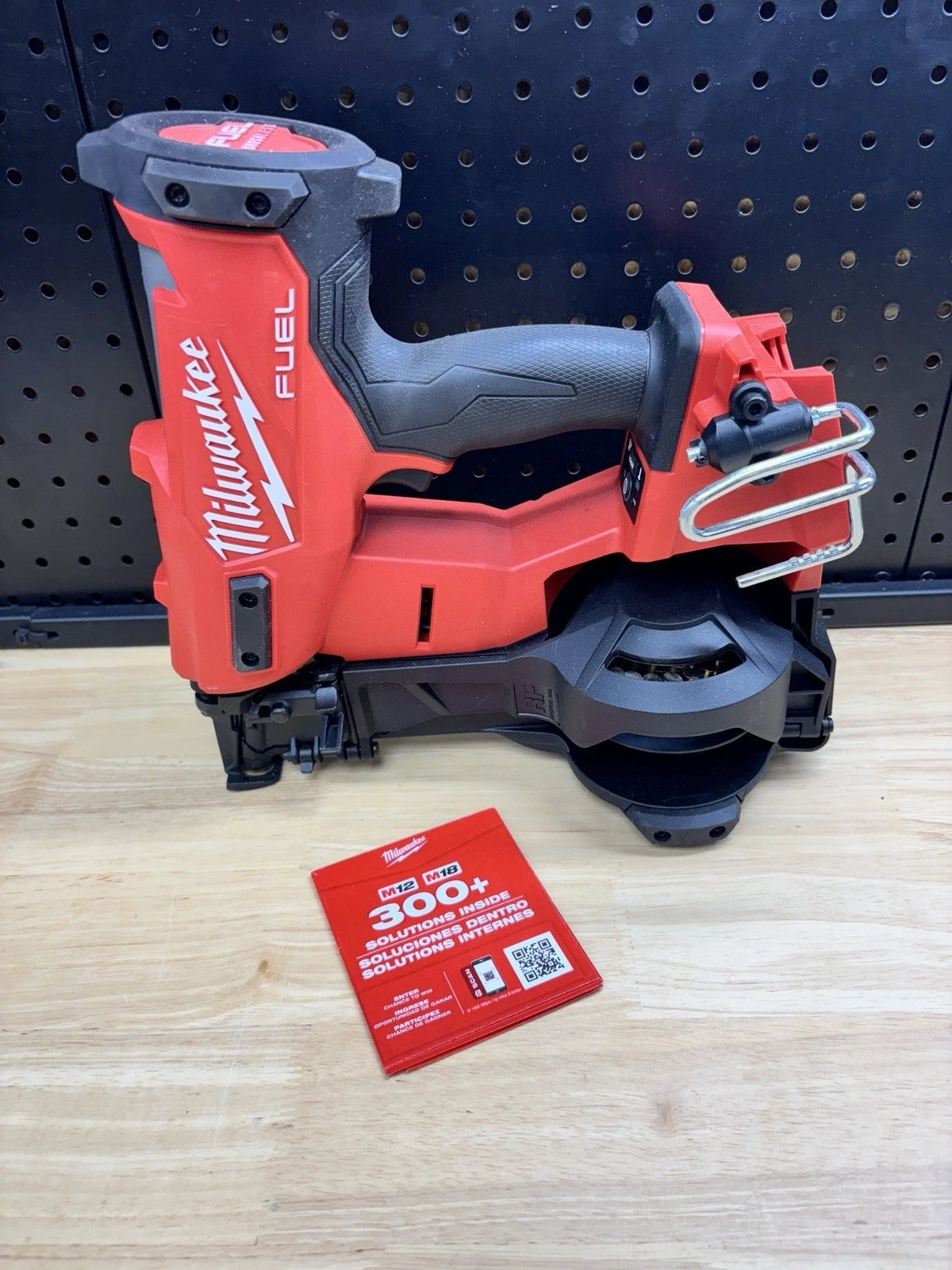 Milwaukee 2909-20 M18 FUEL™ Akkumulátoros Tetőfedő Szegbelövő